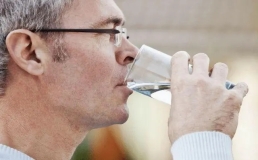 足量饮水有助延缓衰老