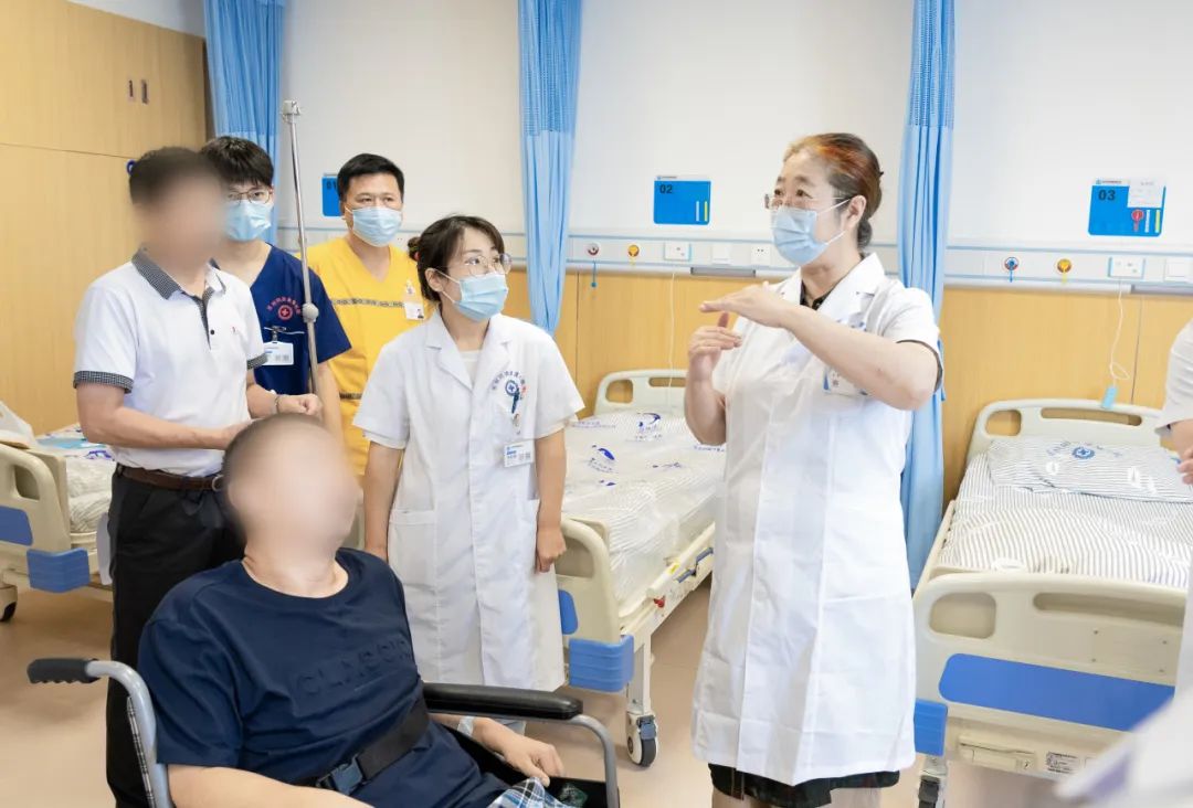 中国康复医学会常务理事王彤教授及其团队来院指导交流